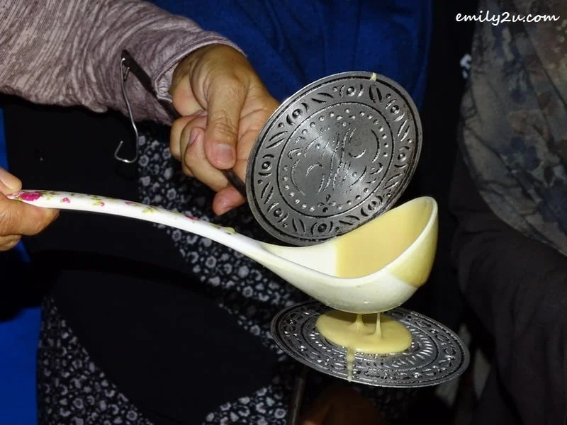 9. spread kuih sapit batter onto the mould