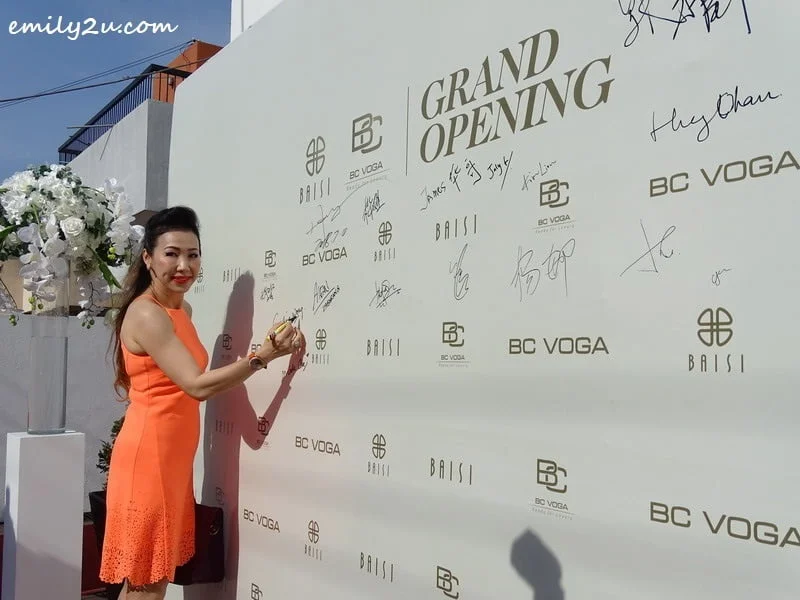 1. Datin Caroline Wong, Ambassador for International IPOH Fashion Week (IIFW), signs on the board