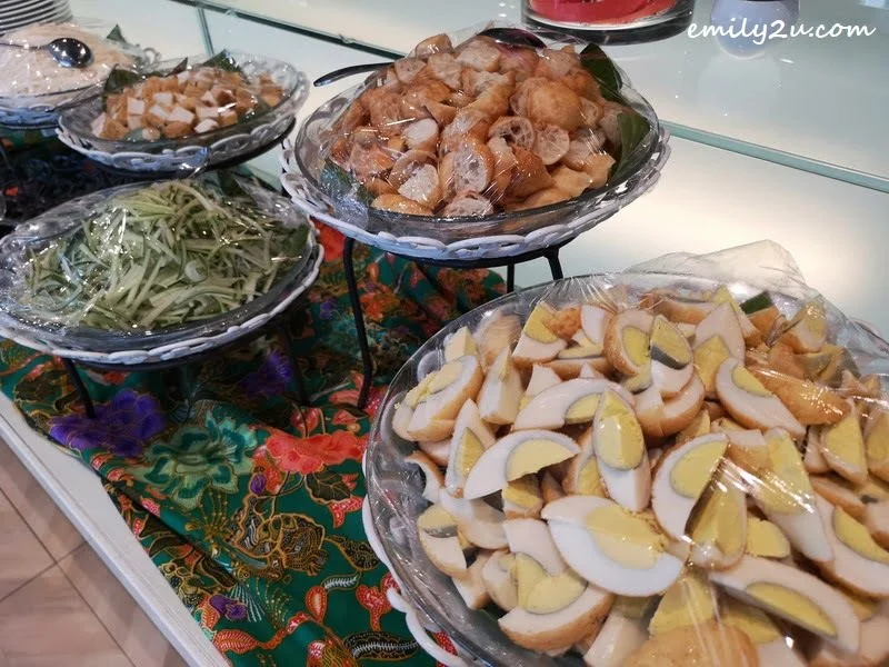 13. Pasembur with condiments