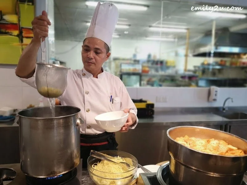 19. Chef Leong prepares my bowl of curry laksa