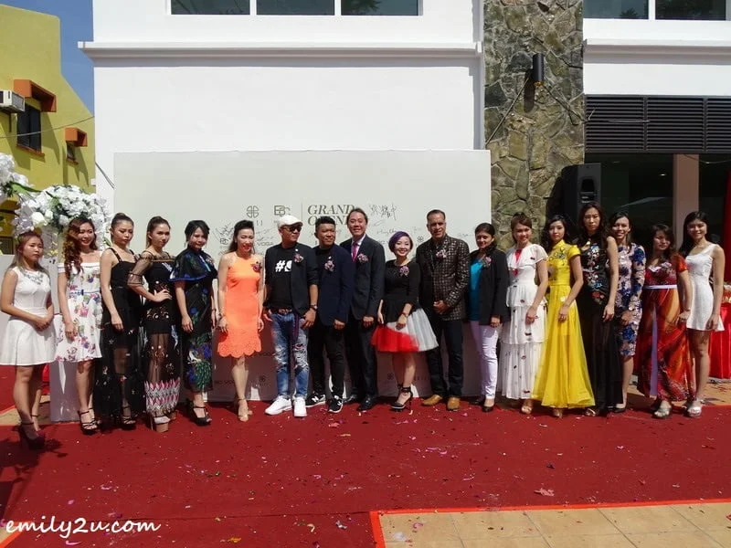 27. group photo with guests