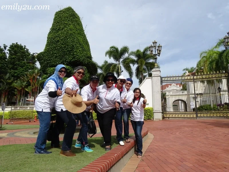 14. photography outside Sultan Azlan Shah Gallery