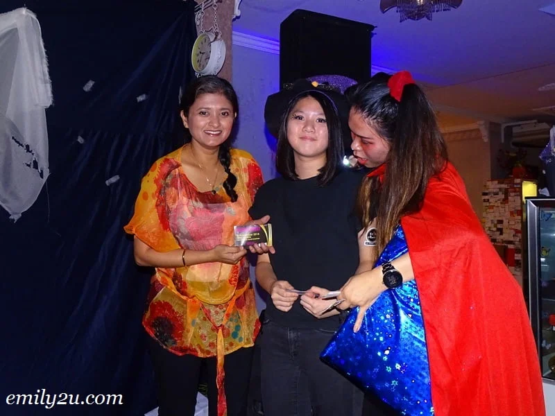 15. Ms. Adeline Khan (L), COO of International IPOH Fashion Week, draws ten names for free tickets to IIFW™ ’18