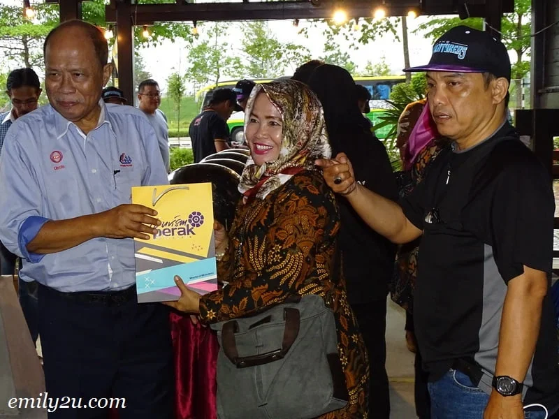  23. Datuk Wira Jamaluddin Bin Hj. Abdul Rahim (L) presents souvenirs from Tourism Perak to Medan delegation