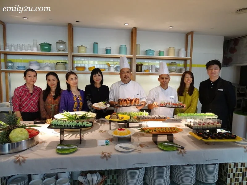 19. staff of MÙ Hotel Ipoh introduce the hi-tea set