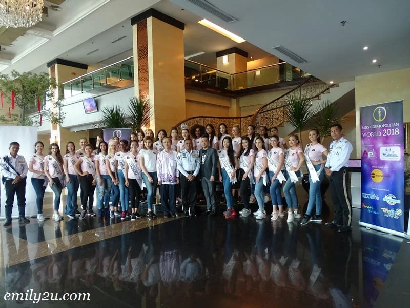  4. group photo with guest-of-honour YB Dr. Ko Chung Sen (ADUN Kepayang), Traffic Police personnel (PDRM) and Dato' Sri KC Lee (Chairman, Majestic Express - the Main Presenter)