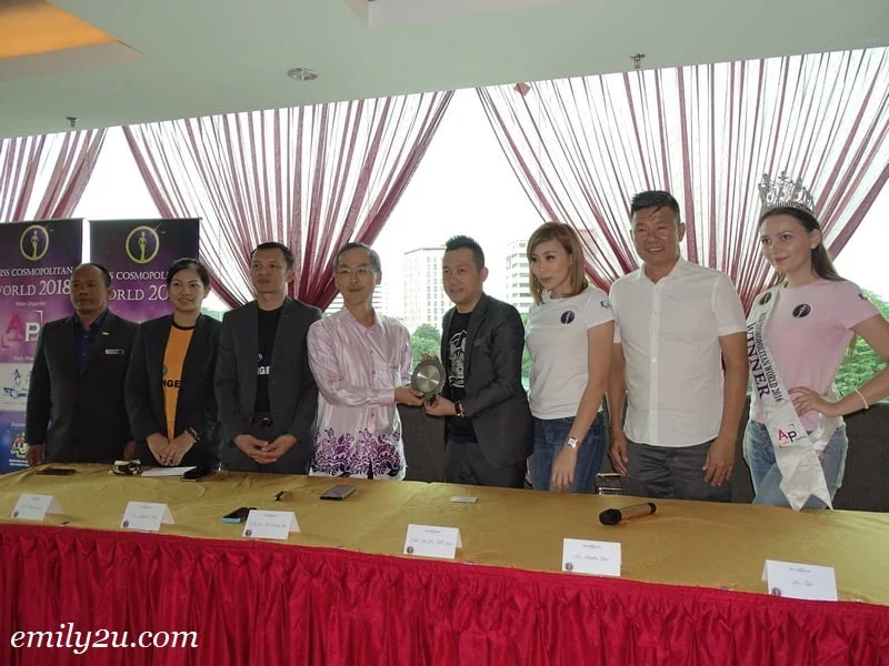 5. Dato' Sri KC Lee (Chairman, Majestic Express - the Main Presenter) (R) presents a plague of appreciation to guest-of-honour YB Dr. Ko Chung Sen (ADUN Kepayang)