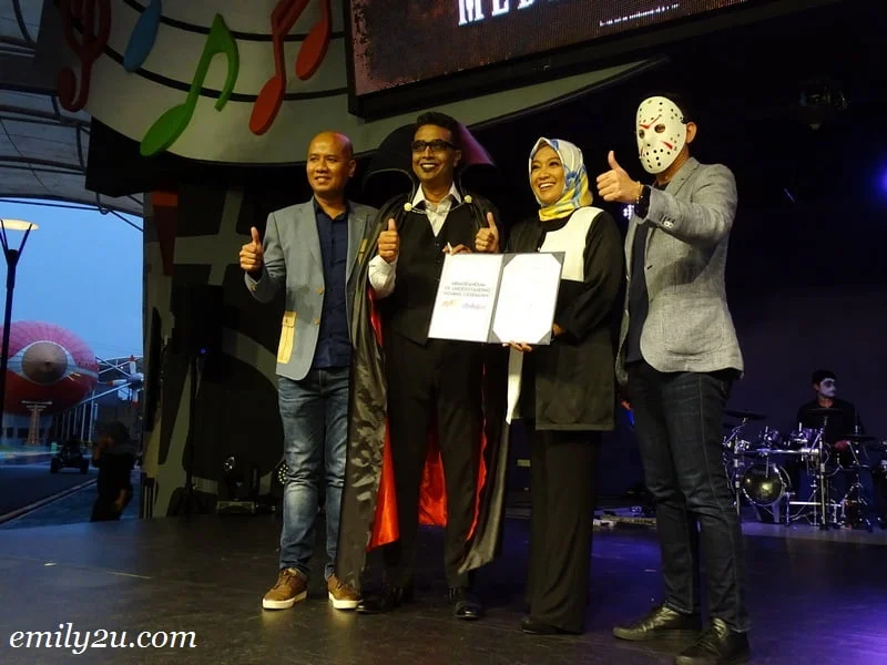 7. MAPS collaborates with Faizal Ismail (L) and Farah Fauzana (2nd R) to establish a new digital TV and radio broadcast