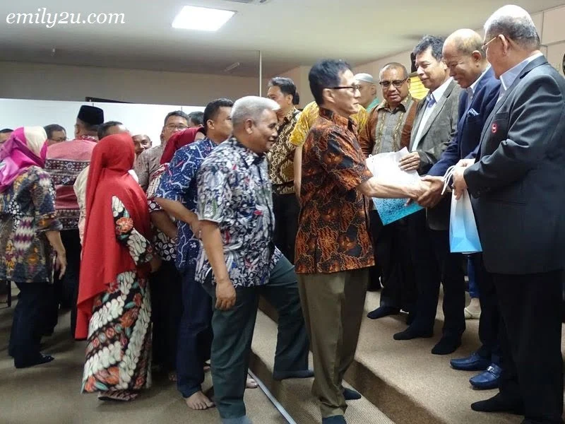  7. the delegates receive gifts courtesy of Persatuan Kontraktor Melayu Malaysia Negeri Perak