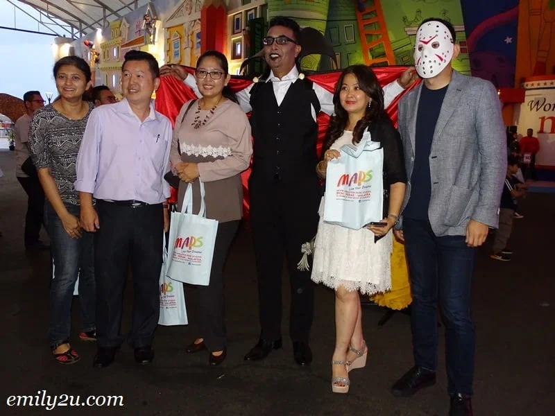 9. guests take a photo with MAPS Director Ramelle Tan Sri Ramli (R) and CEO Mr. Shafeii Abdul Gaffoor (Dracula)