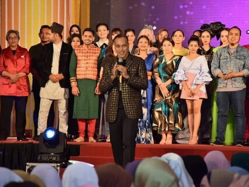 20. IIFW Founder-cum- CEO Louis Sebastian sings a popular Malay song, Ingin Bersua