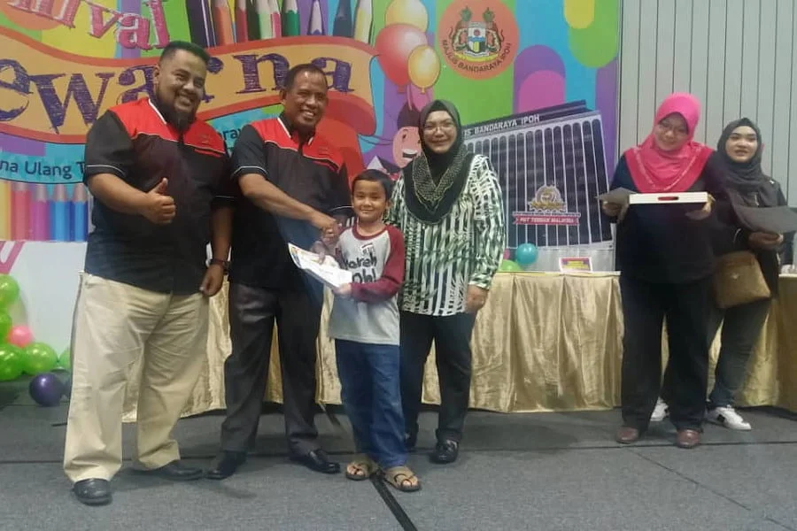 5. prize presentation by Council Secretary Encik Mohd Zakuan Zakaria (2nd from L), along with Finance Director Encik Mohd Syazlan bin Mohd Isa Suffian (L)