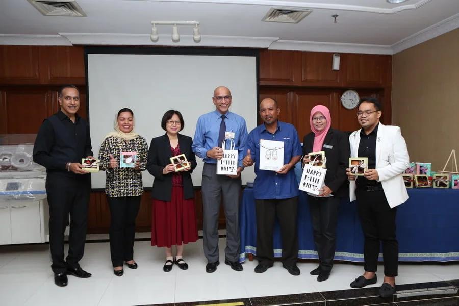3. handover of a hundred pairs of baby shoes by Kolej Komuniti Manjung (L-R): Founder & CEO of IIFW™ Mr Louis Sebastian, YBhg. Datin Seri Dr. Nomee (IIFW™ Adviser), Pengarah Hospital Raja Permaisuri Bainun Dr. Teo Gim Sian, Dr. Jayabalan - Head of Paediatric Department, Tuan Hj Wan Mohd Nasir  - Pengarah Bahagian Ambilan dan Pengambilan Pelajar, Pn Emy Rozana Mohamad - Pengarah Kolej Komuniti Manjung & Project Manager CCFW Muhammad Fazli Jasli 