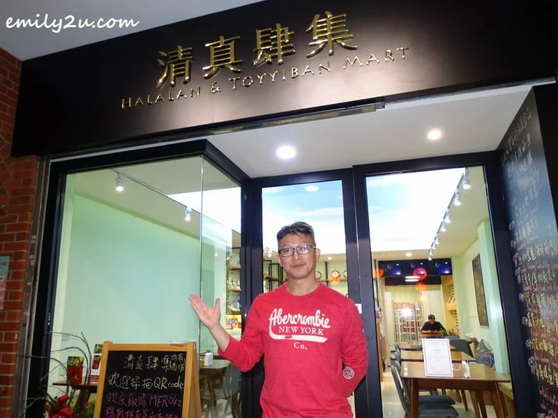  3. David Yeh, owner of 清真肆集 Halalan & Toyyiban Mart, pose in front of his eatery