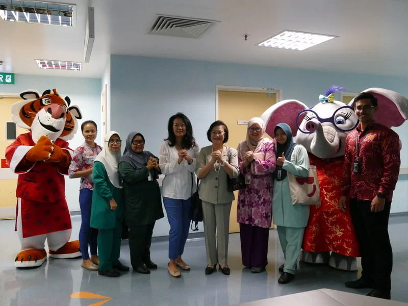 L-R: Tabby the Tiger, Zarina Ramli (Nursing Employee of U42), Norhanita Ahmad (Nursing Employee of U48), Ms Katherine Chew (Vice President of Public Relations & Communications), Puan Sri Cecilia Lim (wife of Genting Malaysia Berhad chairman), Dr. Azriyanti Anuar Zaini (Consultant Paediatrician at Department of Paediatrics), Sy Syarifah Abdol Latif (Head of Nursing U36), Allie the Elephant & Mohd Na’imullah Zul Aimi (Corporate Relations)