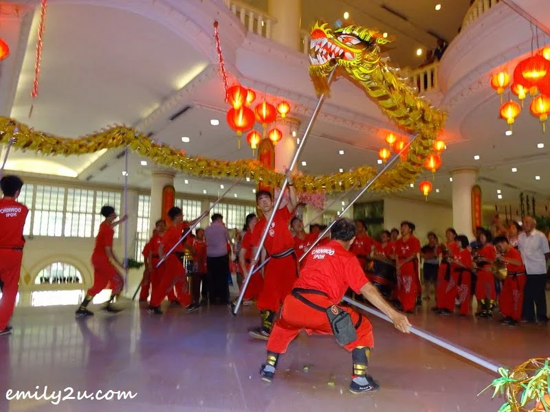 13. golden dragon dance