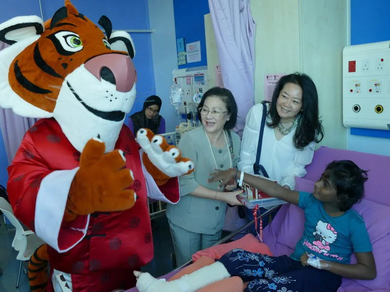 L-R: Tabby the Tiger, Puan Sri Cecilia Lim & Ms Katherine Chew