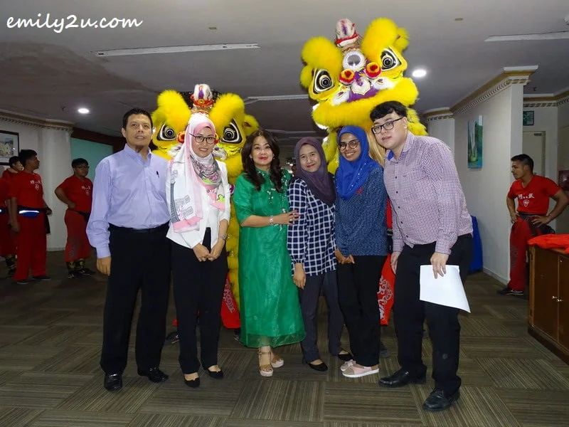 4. staff of Syeun Hotel Ipoh pose with the lions