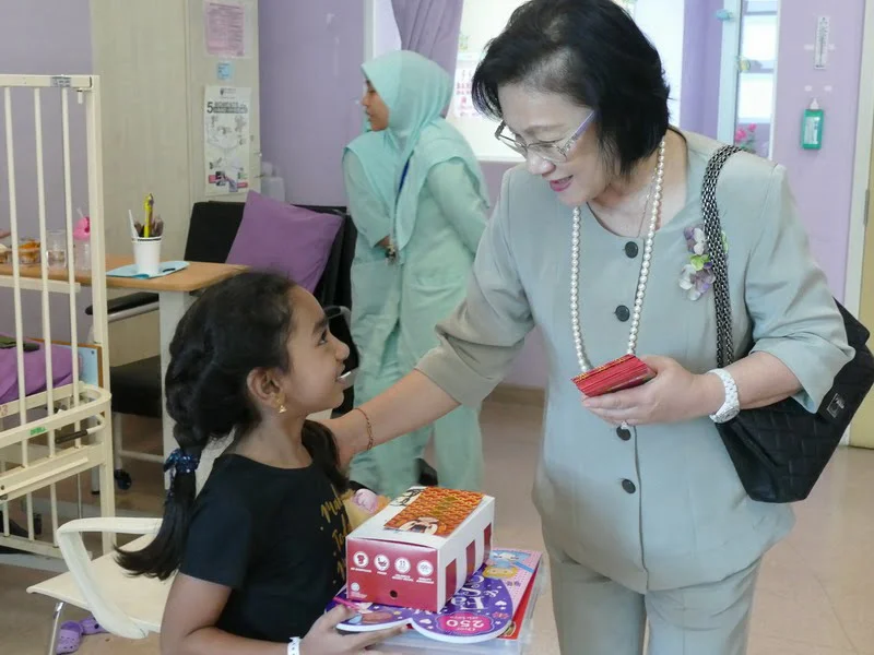 Puan Sri Cecilia Lim (wife of Genting Malaysia Berhad chairman) brings cheer to a child at the hospital