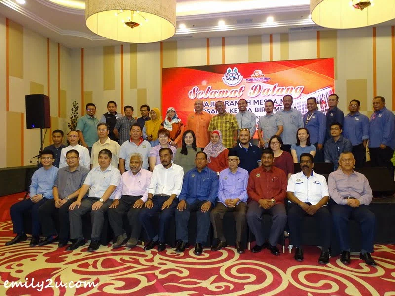  9. Ipoh City Council Secretary Encik Mohd Zakuan bin Haji Zakaria takes a group photo with Ipoh City Councillors and members of the media