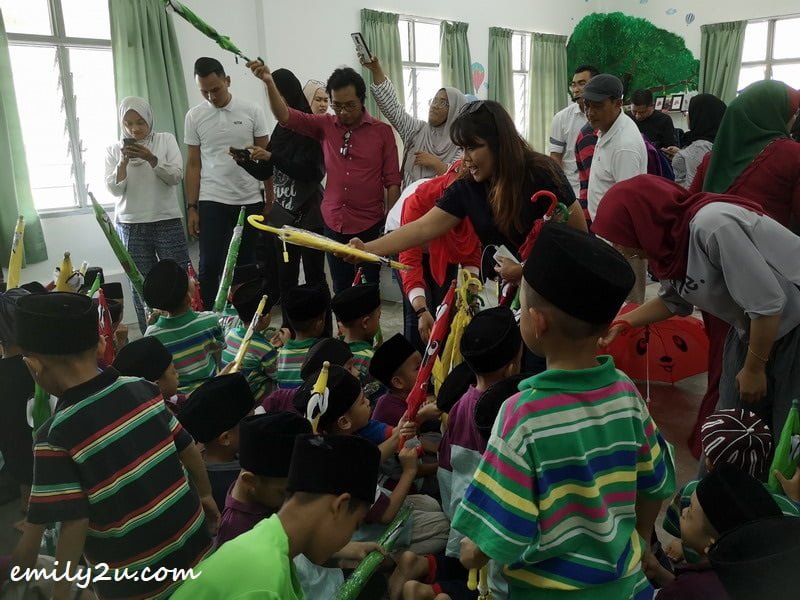  children of Rumah Anak-Anak Yatim Nur Kasih receive fanciful umbrellas courtesy of Syeun Hotel Ipoh