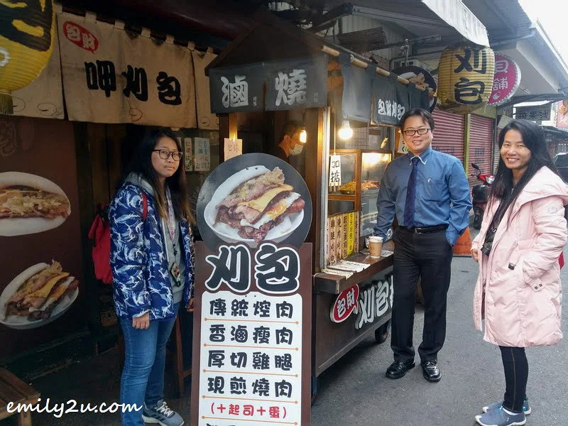 yours truly (R), Ms Goh (L) and Mr Solomon Lin waiting for our meat mantou