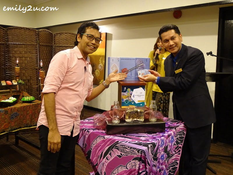  Kelab Sukan & Kebajikan Media Perak (KSKMP) Rosli Mansor (L) and Impiana Hotel Ipoh General Manager Mr Gerard Sta Maria (R) launch Tabung Kebajikan Anak Yatim & Asnaf Perak