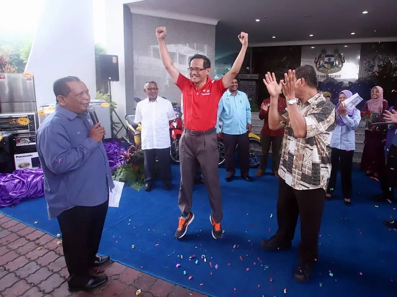 a jubilant Yeoh Teik Guan when his name was announced as the grand prize winner