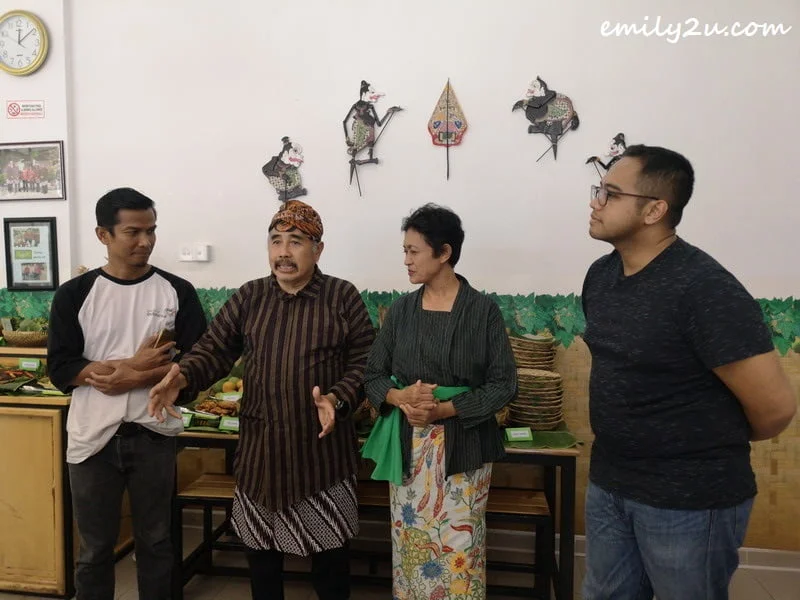  Edi Sutrisno (L) with founder of Sego Pecel Bu Wir Dimas Samuel H (R) with the parents of Dimas in the middle