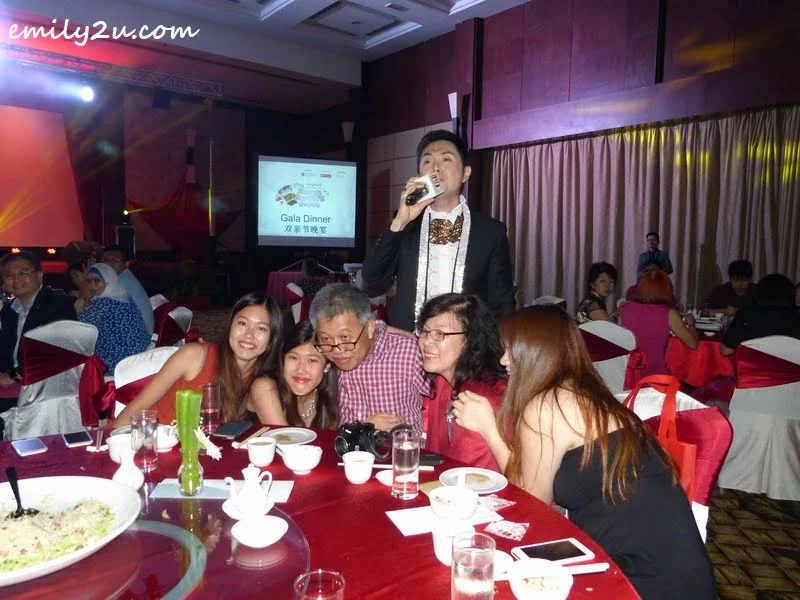  Michael Chow Kah Miew (in red checks shirt) and his family - serenaded by local artiste Christopher Lay