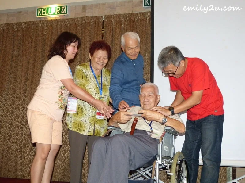 Yeow Weng Fee (in wheelchair) was one of three participants above 80 years old who received a free trip to Langkawi for 2016