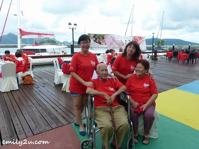 Yeow Weng Fee (in wheelchair) with his wife Tan Eng Choo and their two daughters - Julia Yeow Choy Wan (standing left) & Jeslyn Yeow Choy Hoong (standing right)