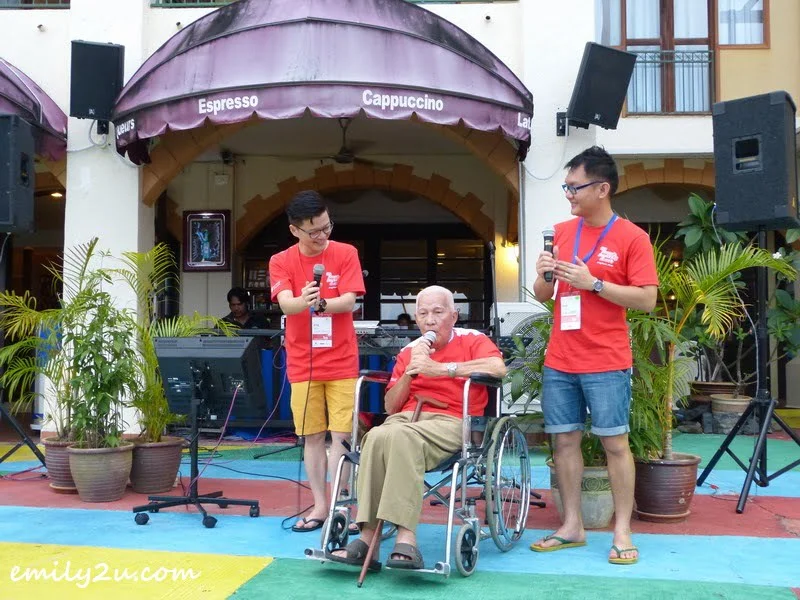 Yeow Weng Fee (in wheelchair) presents a Japanese song