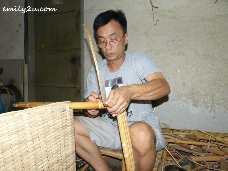  Chee tying the joints with rattan splints