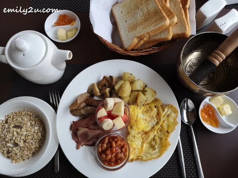 a hearty American-style breakfast