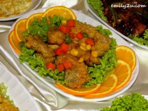 8 Deep Fried Chicken Meat with Lemon Sauce