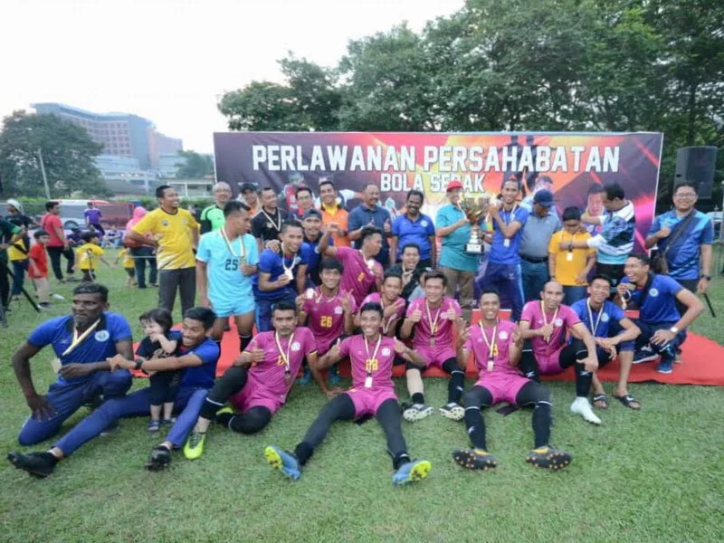 group photo of the two teams