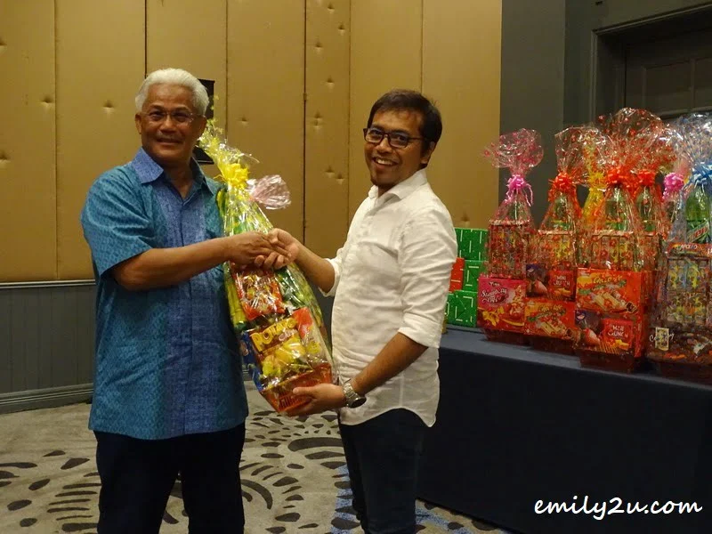  a hamper for all media friends, starting with President of Kelab Sukan & Kebajikan Media Perak (KSKMP) Rosli Mansor (R)