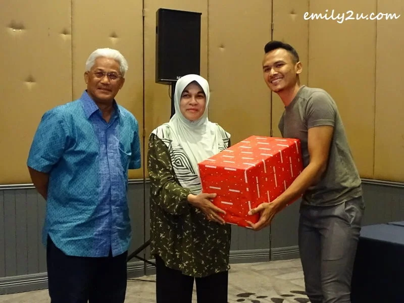  Ijoy (R) wins the media karaoke competition