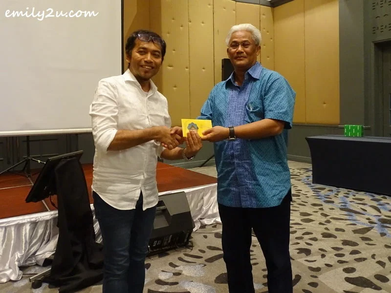  Dato' Roshidi donates RM1000 to KSKMP