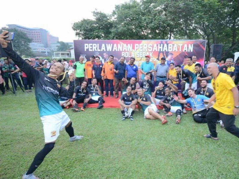 Super Lawak takes a group wefie