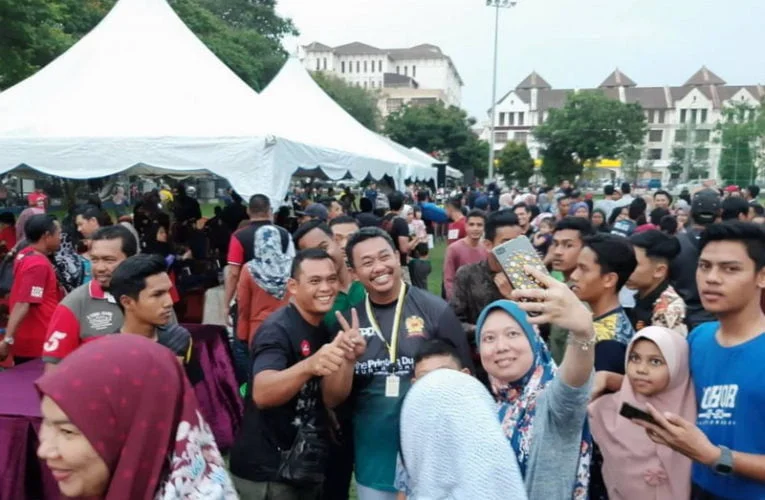 6000 Football Fans Witness Super Lawak FC vs. MBI FC Friendly Match