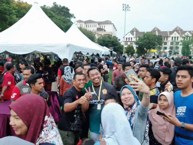 Super Lawak fans take the opportunity for some photos