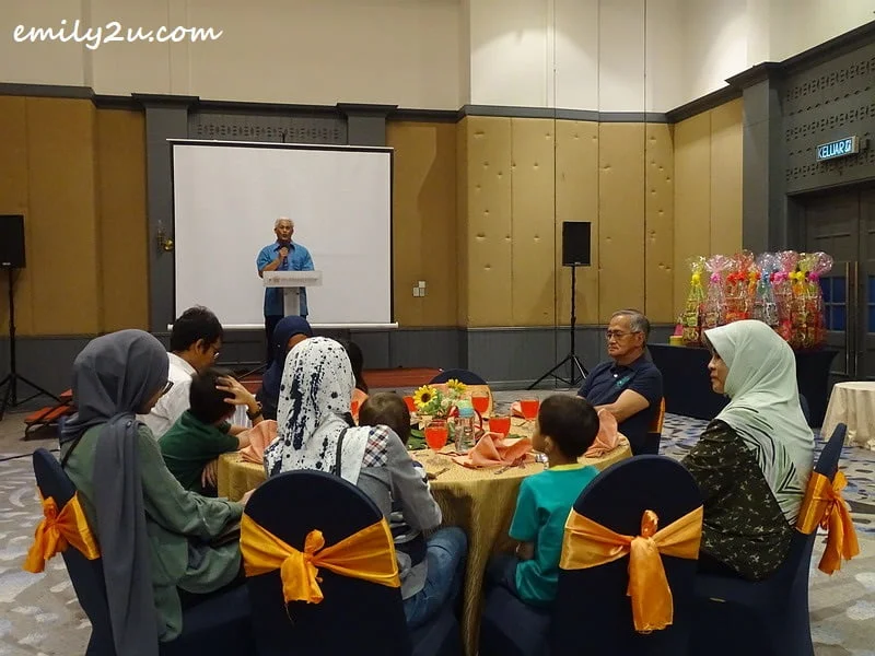 retired Ipoh City Mayor Dato' Roshidi Bin Haji Hashim addresses his guests
