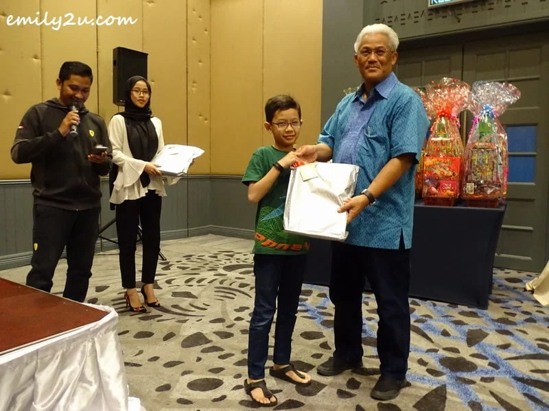 a gift of stationery set to all children, starting with Dato' Roshidi's eldest grandson