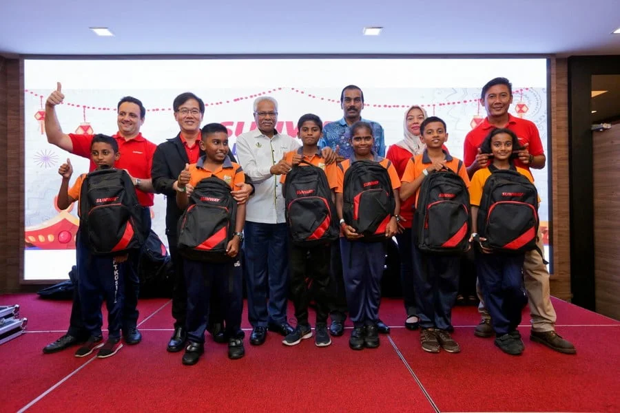 (Back row, L-R) The Banjaran Hotsprings & Retreat General Manager Alex Castaldi, Sunway City Ipoh Executive Director Wong Wan Wooi, Perak Health Consumer Affairs, National Integration & Human Resources executive committee chairman-cum-Sungkai Assemblyman YB Sivanesan Achalingam, Jabatan Pendidikan Perak Deputy Director for Tamil Language Chandrasegaran Narasimalooo, Sunway College Ipoh Principal Wan Nor Haliza Wan Harun, alongside Lost World of Tambun General Manager Nurul Nuzairi handing school supplies to school children as part of the #sunwayforgood Deepavali Cheer 2019 initiative to help students from B40 families.