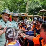 2_Petting Zoo rangers educating the children about animals