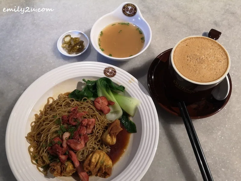  BBQ Chicken & Fried Wantan Dry Egg Noodles with add-on Oldtown White Coffee