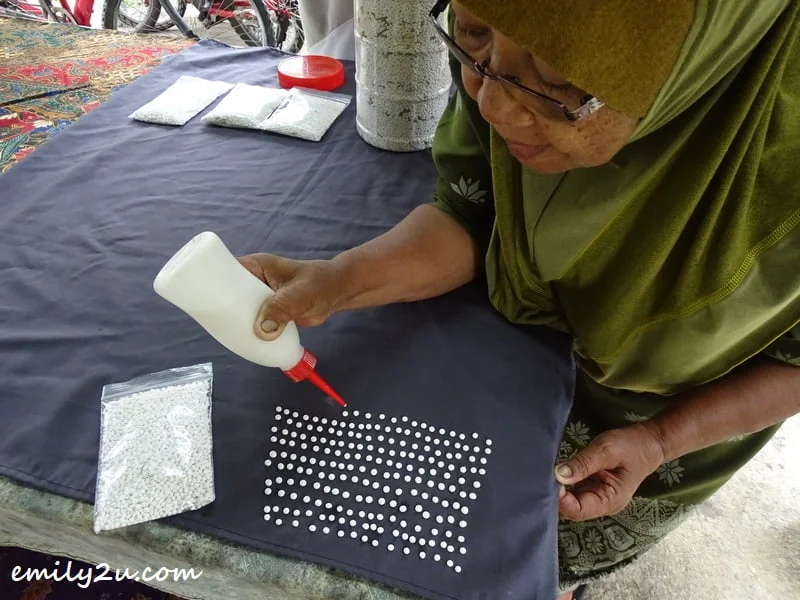 making bedak sejuk (cooling powder)