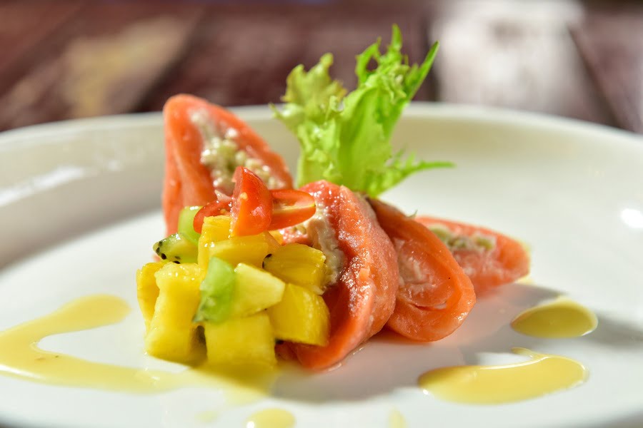 Christmas Eve & Christmas Day Dinner menu – appetiser: smooth Norwegian salmon roll, tartare of crab and mango salad